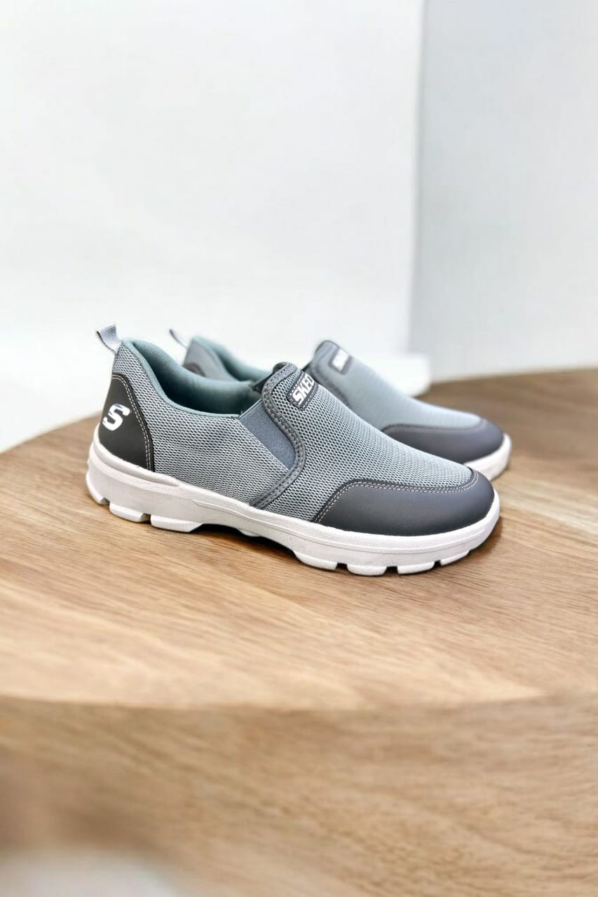 سكتشر رجالي رمادي